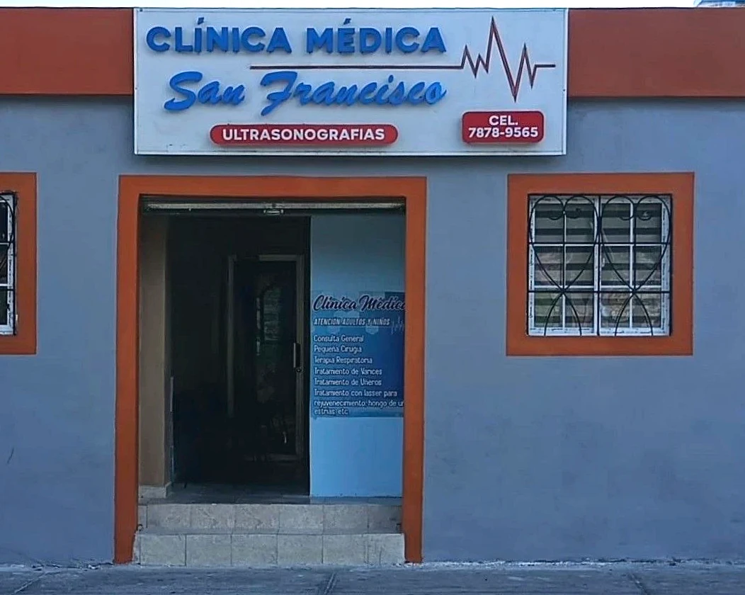 Fachada real de Clínica Médica San Francisco, con su rótulo y número de contacto