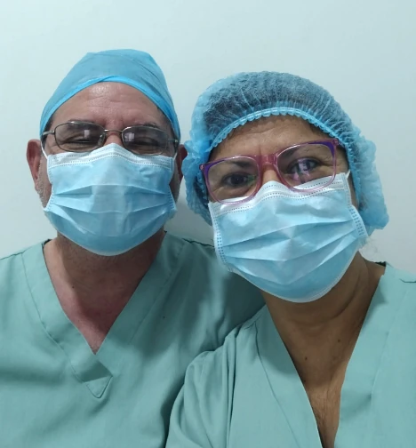 Dos integrantes del equipo médico de Clínica San Francisco con su indumentaria de trabajo